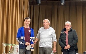 Remise de prix à Matteo 1er du tournoi