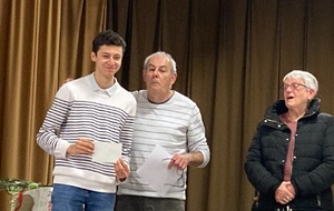 Remise de prix à Samuel 3ème du tournoi