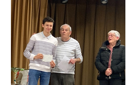 Remise de prix à Samuel 3ème du tournoi